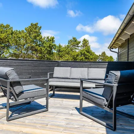 8 Person In Nyaraló