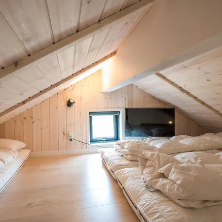 8 Person In Nyaraló