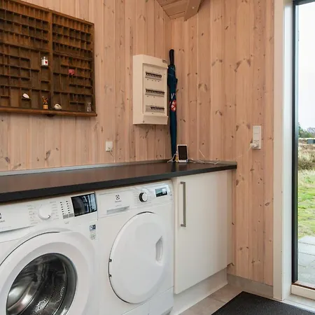 8 Person In Nyaraló