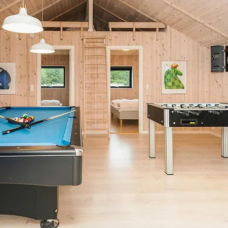 8 Person In Nyaraló