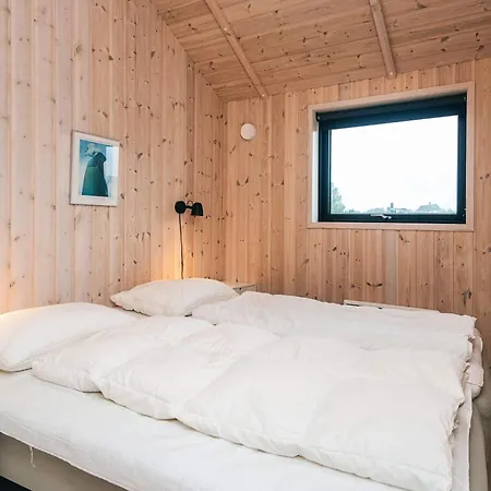 8 Person In Nyaraló