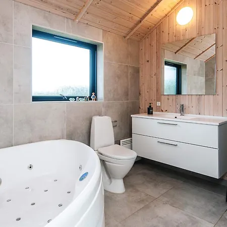 8 Person In Nyaraló